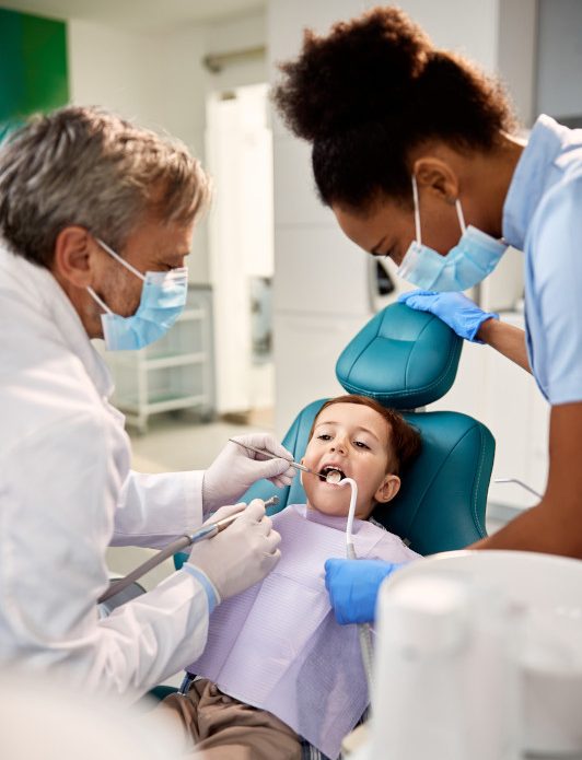 un niño teniendo una examinacion dental